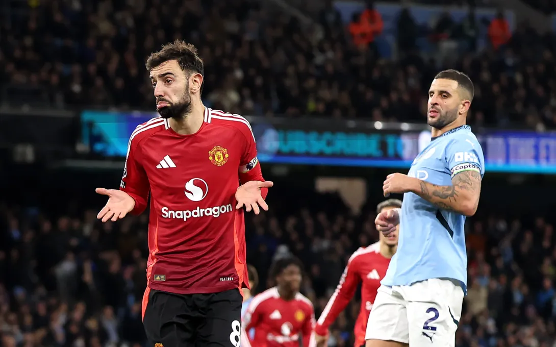 Bruno Fernandes, del Manchester United, celebra el primer gol de su equipo de penalti durante el partido de la Premier League entre el Manchester City FC y el Manchester United FC en el Etihad Stadium el 15 de diciembre de 2024 en Manchester, Inglaterra.