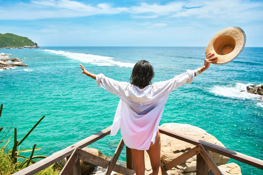 Mujer disfrutando del Parque Nacional Tayrona, en Colombia.