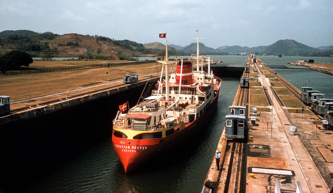 Barco en el canal de Panamá.