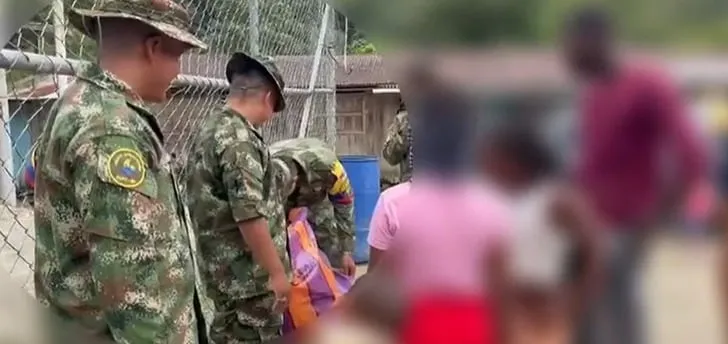 Disidentes de las Farc entregan regalos a niñas en Cauca, según informó las Fuerzas Militares.