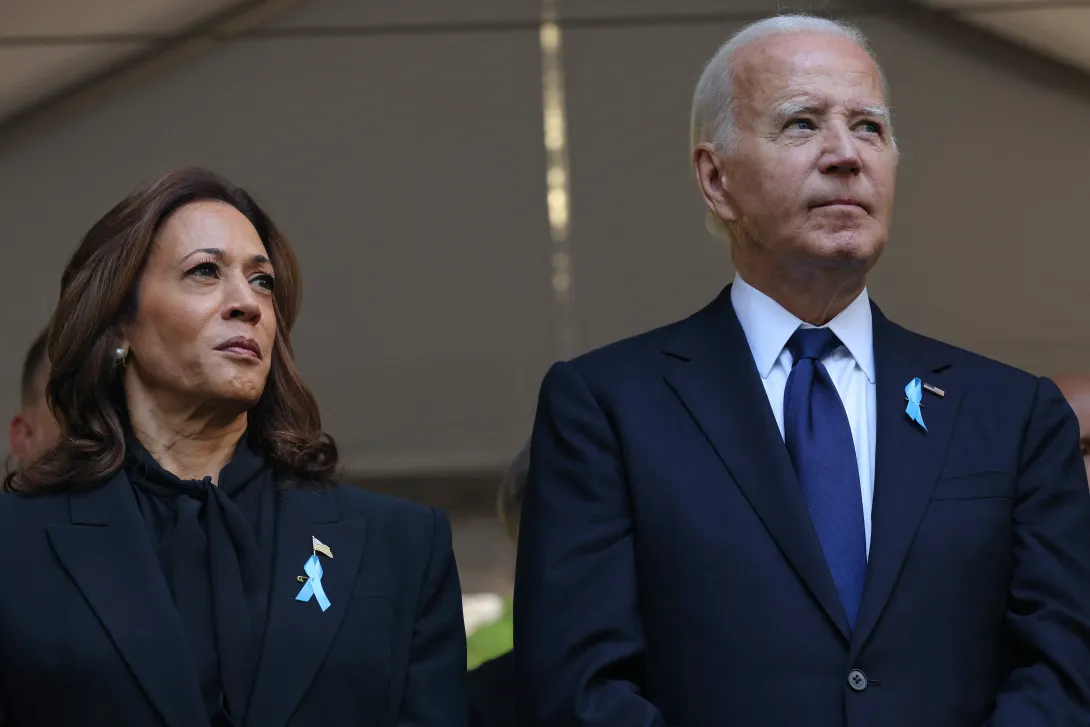 La ex candidata presidencial demócrata, la vicepresidenta estadounidense Kamala Harris, y el presidente estadounidense Joe Biden asisten a la ceremonia anual de conmemoración del 11 de septiembre en el Museo y Memorial Nacional del 11 de septiembre el 11 de septiembre de 2024 en la ciudad de Nueva York .