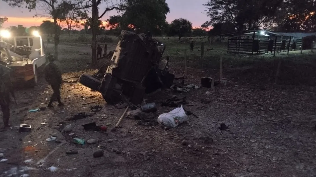 Así quedó el camión blindado que fue atacado por un grupo armado en Arauca.