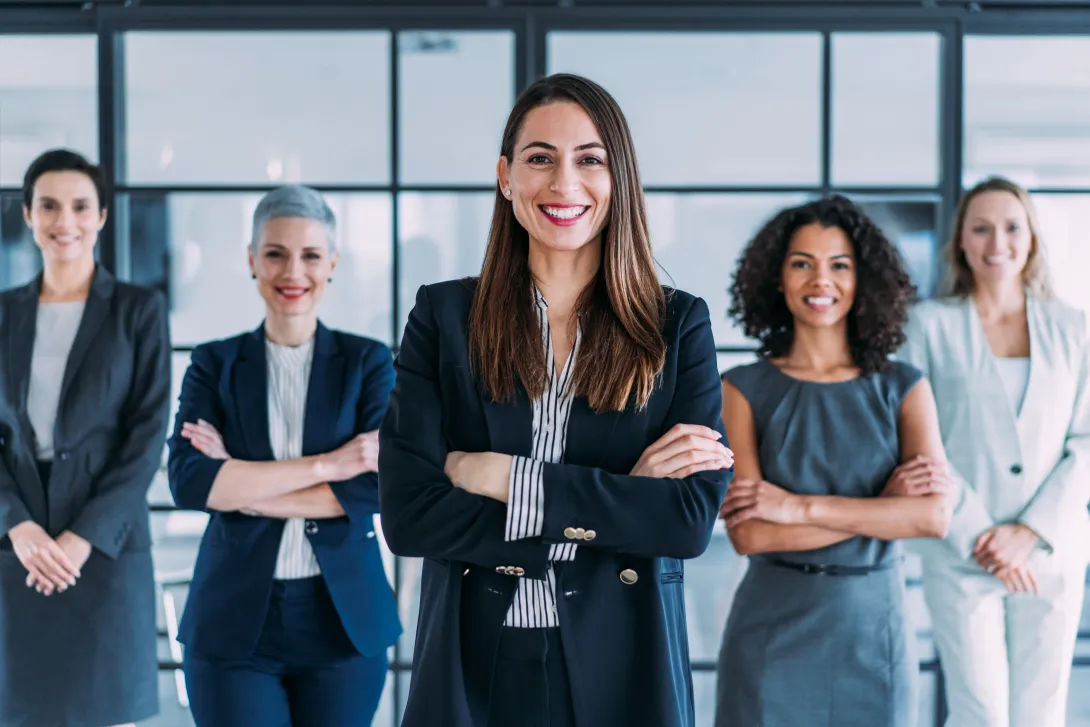 El acompañamiento de otras mujeres, ya sea a través de la escucha activa o la creación de espacios seguros, es fundamental dentro del concepto de sororidad.