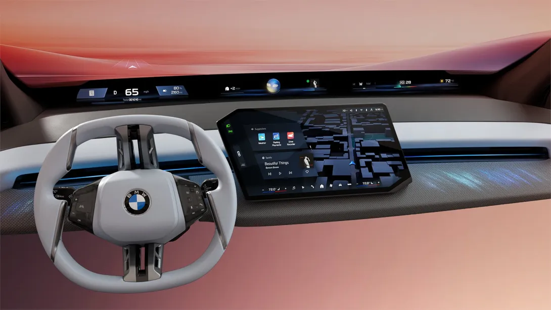 El sistema BMW Panoramic iDrive está ubicado entre los parales del carro, aprovechando todo el ancho del vidrio panorámico.