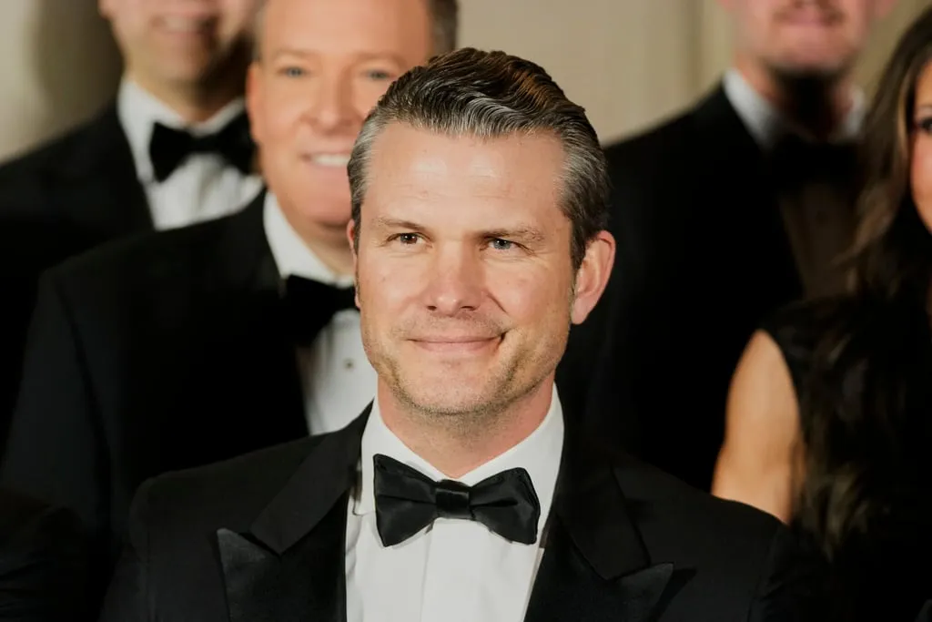 Pete Hegseth, elegido por el presidente electo Donald Trump para ser secretario de Defensa, posa para una fotografía con los elegidos del gabinete, otros nominados y nombramientos, en la Galería Nacional de Arte en Washington, el sábado 18 de enero de 2025. (Foto AP/Mark Schiefelbein )