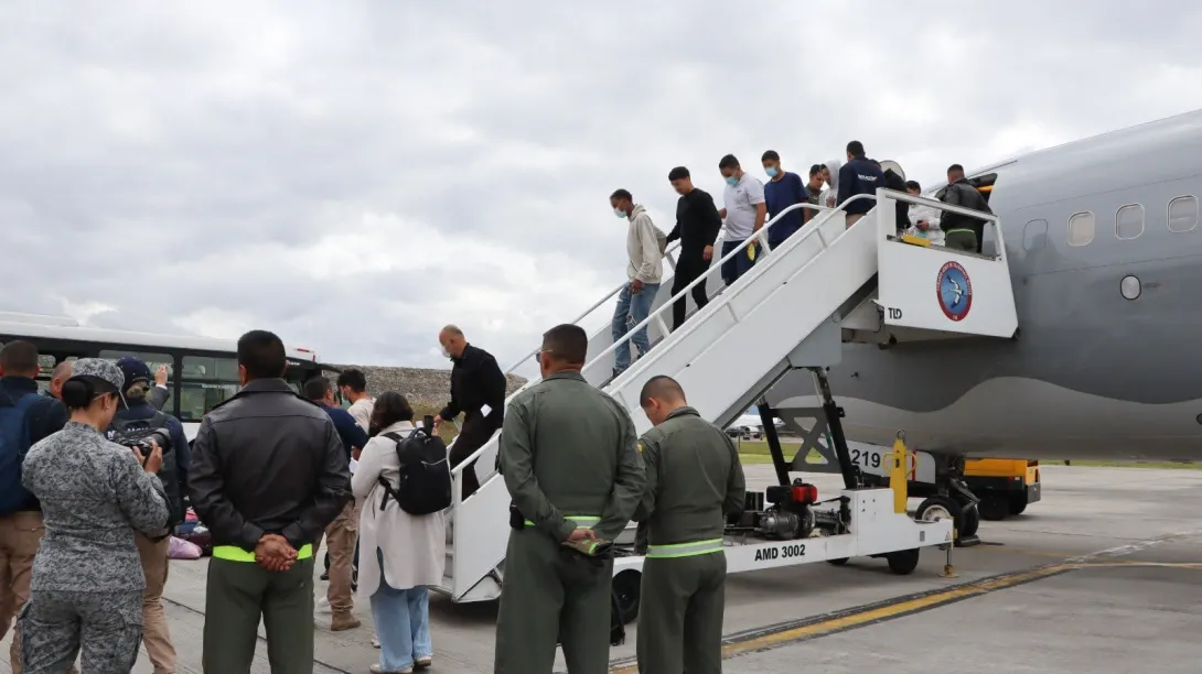 Colombianos deportados de los Estados Unidos que llegaron este miércoles, 29 de enero, a Bogotá.