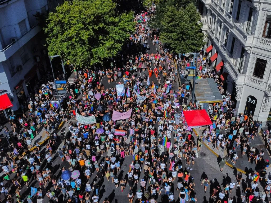 Las calles de Buenos Aires se llenaron de manifestantes que protestaron en contra del discurso de Milei, en el que arremetió en contra del feminicidio y la diversidad.