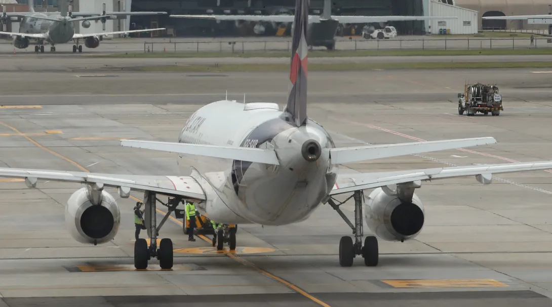 Nuevo incidente aéreo en Estados Unidos: Evacuaron un vuelo en Houston luego de que el motor se prendiera fuego.