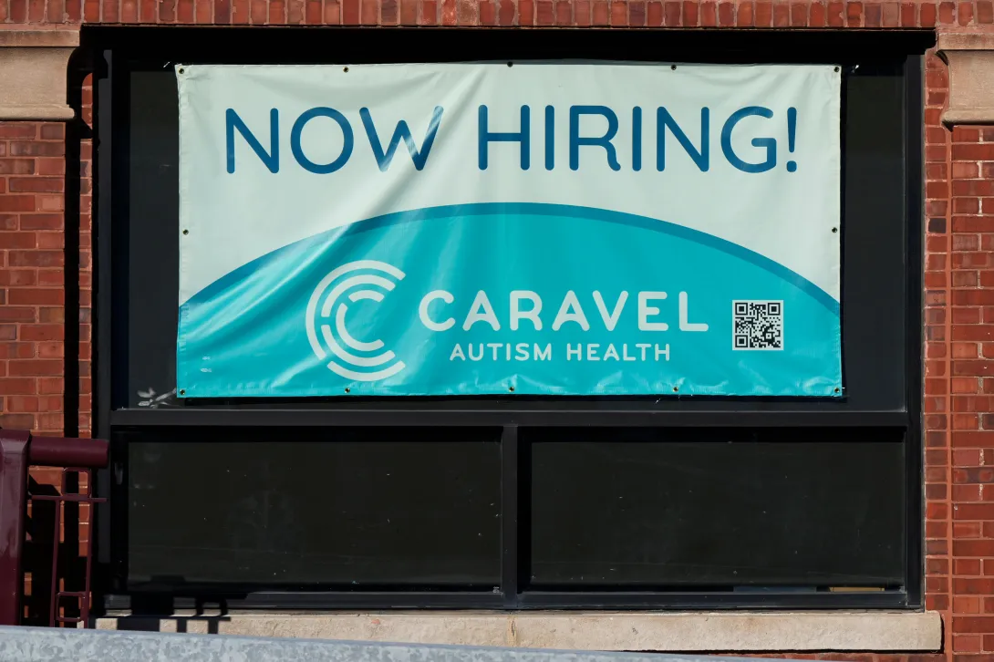 Un cartel en que se solicita empleados en un centro de salud en Chicago el 21 de enero del 2025. (AP foto/Nam Y. Huh)