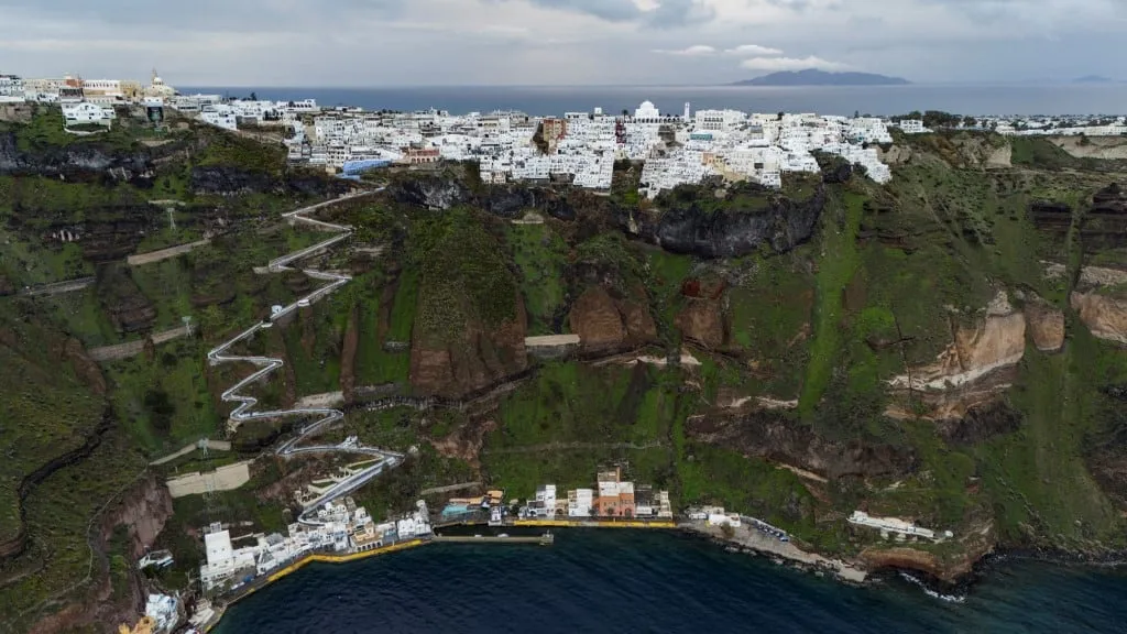 Una foto muestra una vista del antiguo puerto y la ciudad de Fira en la isla griega de Santorini, en el Mar Egeo, el 4 de febrero de 2025. Nuevos temblores nocturnos sacudieron la principal isla turística de Grecia, Santorini, dijeron informes de los medios, lo que llevó a la gente a dormir al aire libre y a otros a salir en avión o ferry. (Foto de Aris MESSINIS / AFP)