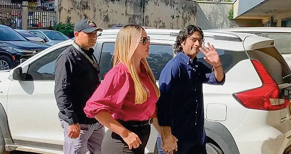   Escoltado por la seguridad de la Presidencia, Nicolás Petro llegó con su pareja, Laura Ojeda, a la audiencia de imputación de cargos.