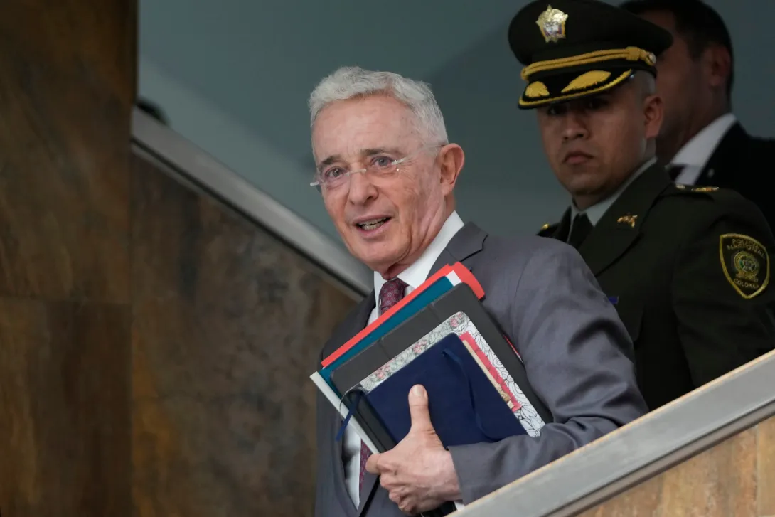 El expresidente Álvaro Uribe Vélez en el complejo judicial de Paloquemao. 
(AP Photo/Fernando Vergara)