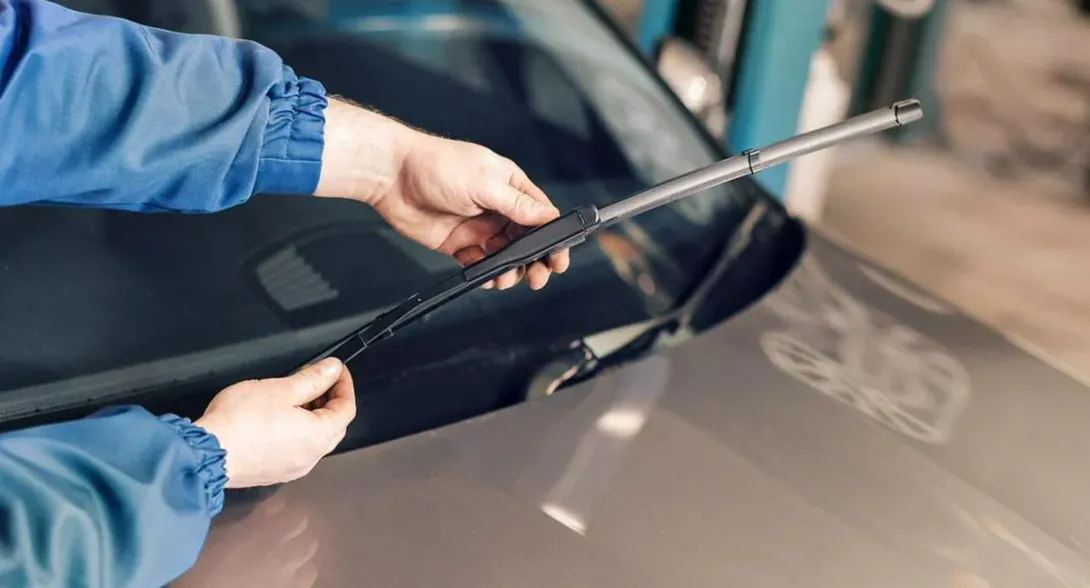 Conozca la forma de quitar el chirrido del limpiaparabrisas del carro y cómo saber si está o no dañado y la forma de arreglarlo para que no haya problemas.