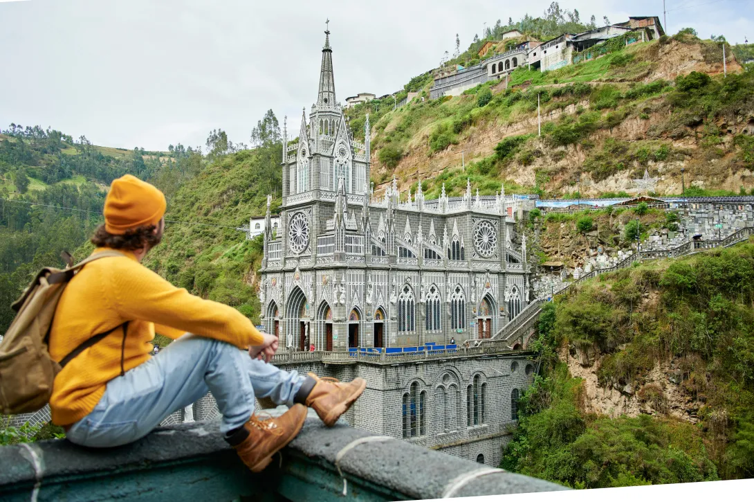 Turista mirando hacia la Iglesia de Las Lajas en Pasto, Nariño, Colombia.