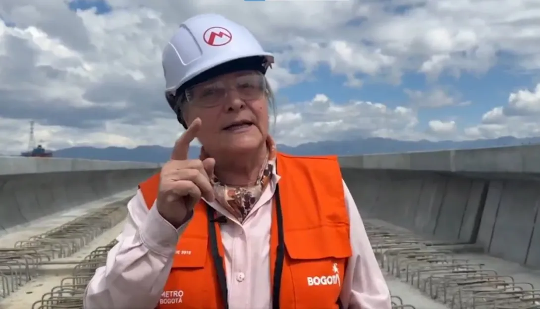 La senadora Clara López Obregón estuvo visitando el avance de la obra del Metro de Bogotá.