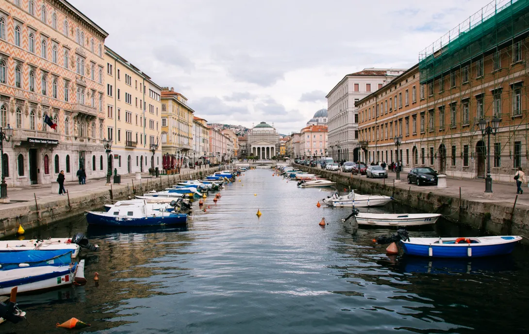 Gran canal con barcos en Trieste, Italia