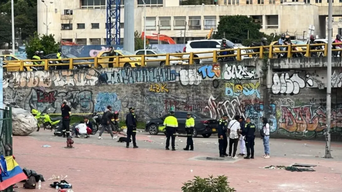 Explosión en barrio San Bernardo de Bogotá hoy 23 de febrero: granada habría sido lanzada desde el puente y habría tres heridos.