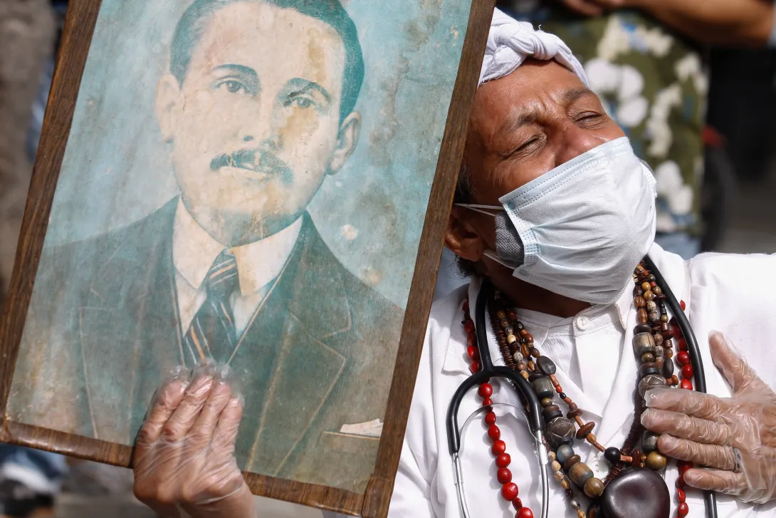 Una mujer sostiene una fotografía del Dr. José Gregorio Hernández cerca de la Iglesia Nuestra Señora de la Candelaria durante la ceremonia de beatificación del Dr. venezolano en medio de la pandemia de Covid-19 en Caracas, Venezuela, el 30 de abril de 2021. (Foto de Javier Campos/NurPhoto vía Getty Images)