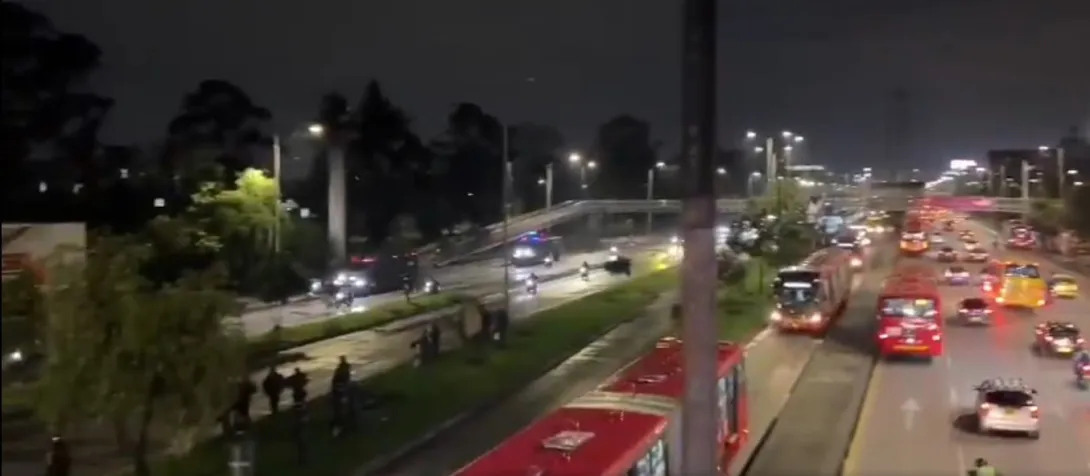 Las protestas, que se extendieron por varias horas, provocaron el cierre temporal de varias estaciones de TransMilenio.