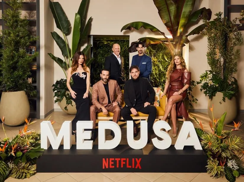 De izquierda a derecha:
Juana Acosta, Sebastián Martínez, Manolo Cardona, Mabel Moreno, Diego Trujillo y Carlos Torres.
Felipe Díaz / Netflix © 2025